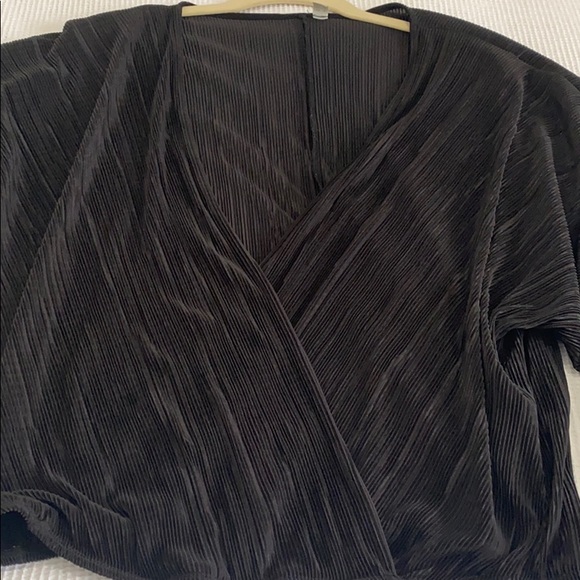 Cropped Plisse, long sleeve, deep V top - Picture 2 of 4